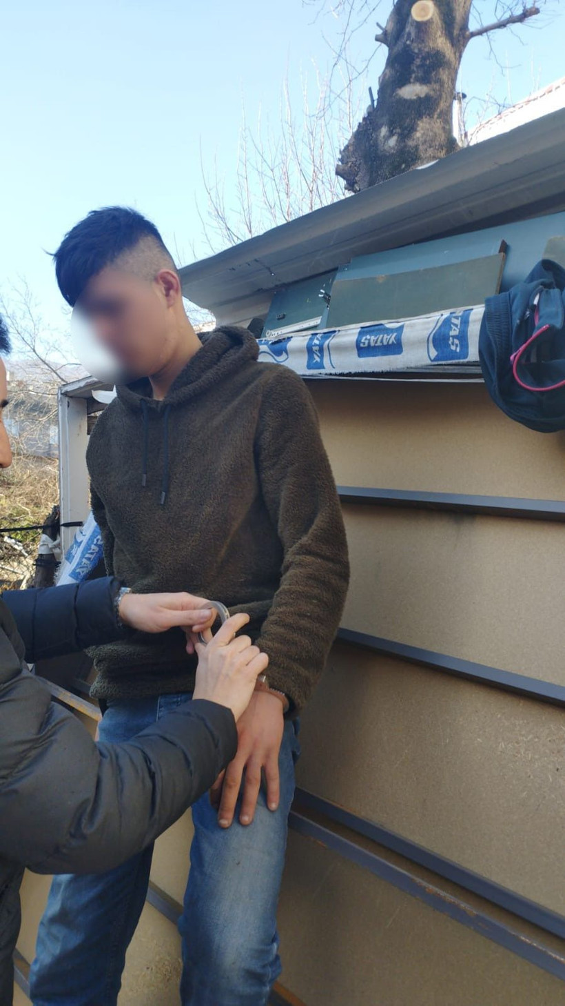 Hırsız maymun gibi çıktığı ağaçta polise el salladı - Resim: 2