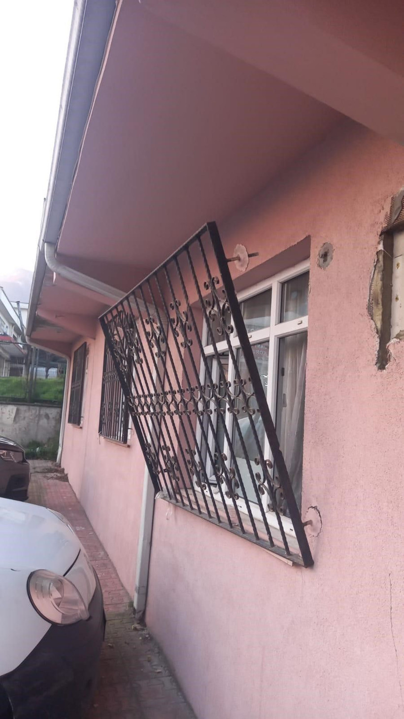 Hırsız maymun gibi çıktığı ağaçta polise el salladı - Resim: 3