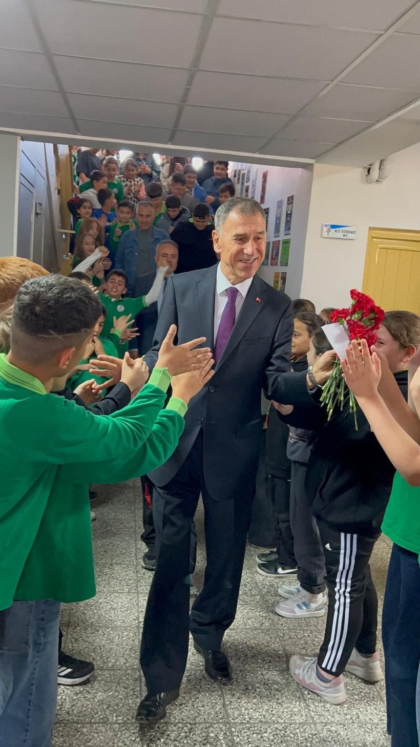 Samsun'da emektar öğretmene coşkulu veda! 43 yıllık Türkçe öğretmeni törenle öğrencilerine veda etti - Resim: 4