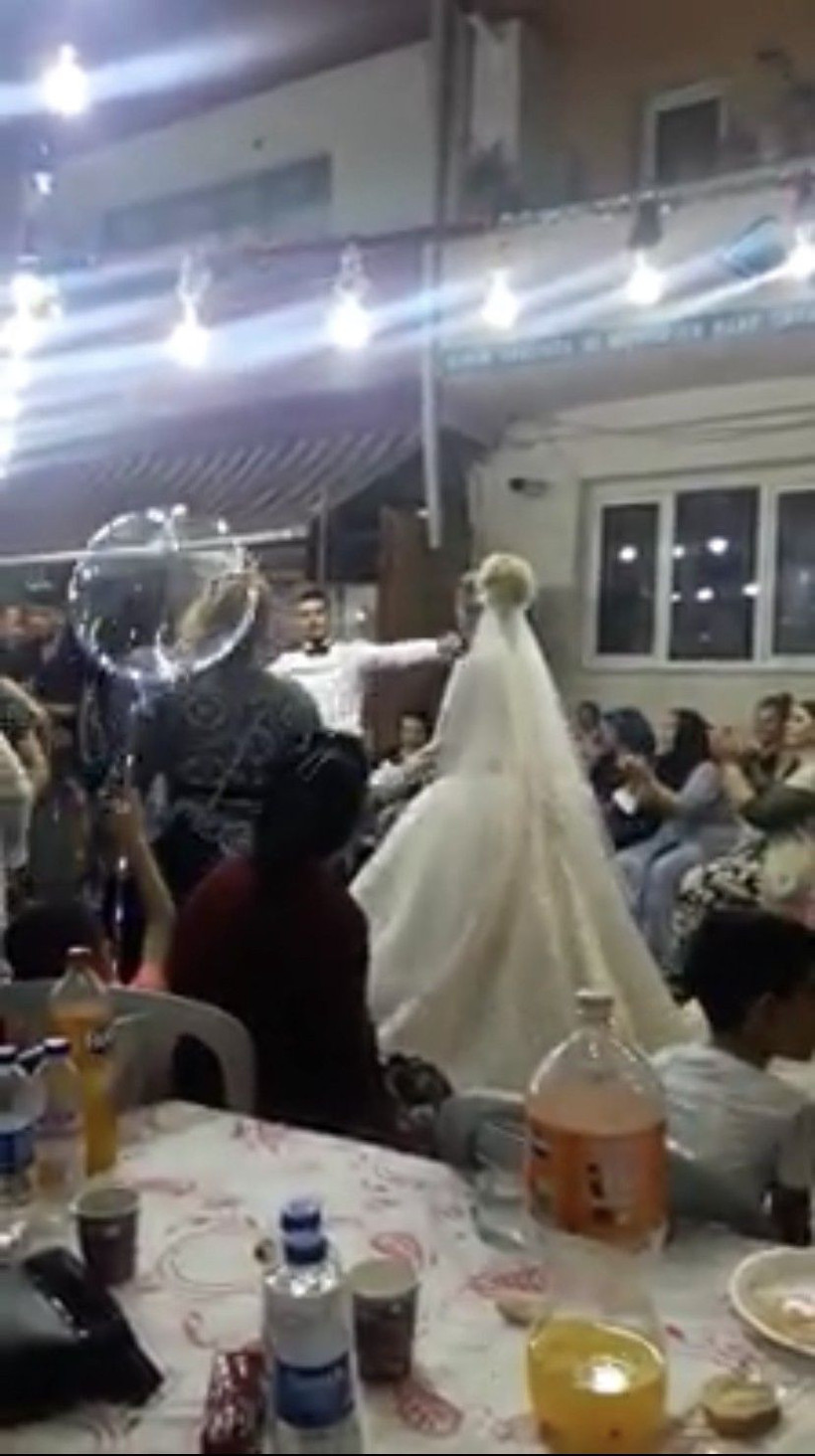 İstanbul’da bilindik görüntüler! Düğünlerde halaylar çekildi göbekler atıldı - Resim: 2