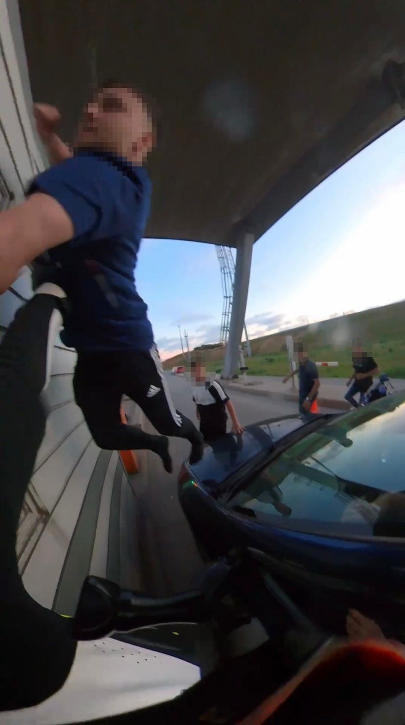 Kuzey Marmara Otoyolu gişelerinde kavga! Gişe memuruna uçarak yumruk attı - Resim: 3