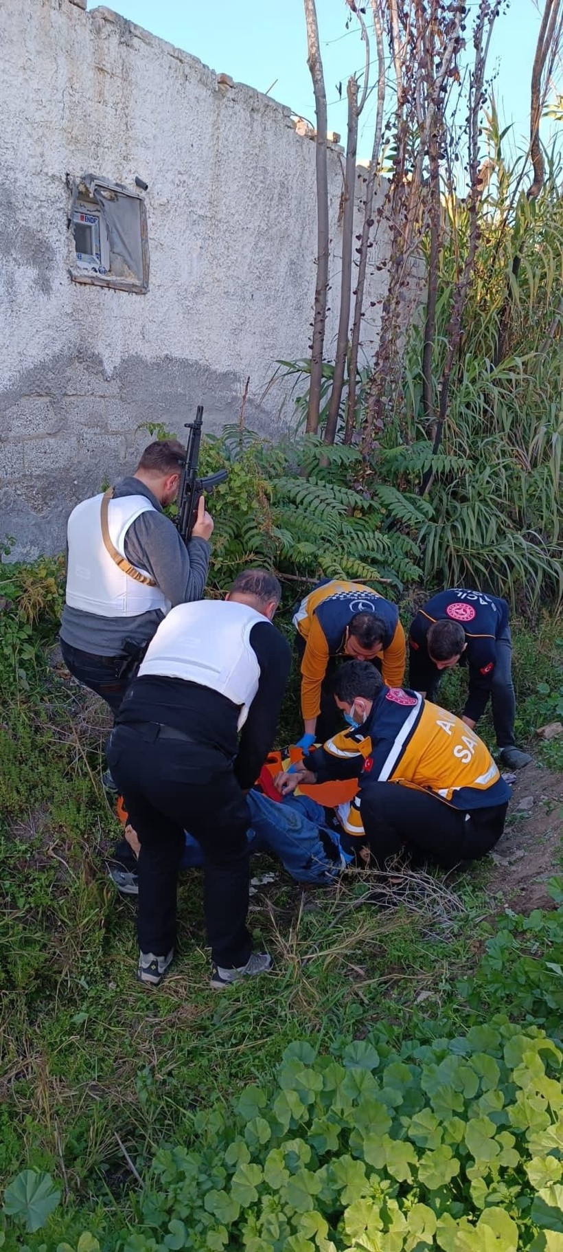 Polis zırhlı araçla içeri daldı 6 kişi ateş açtı! Film sahnesi değil burası Adana: Vuruldu... - Resim: 4