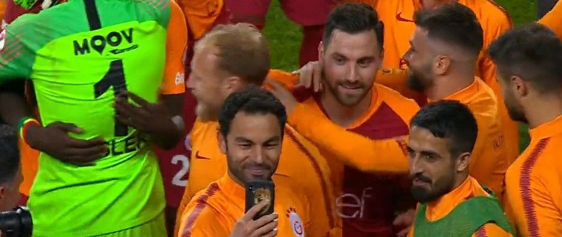 Galatasaraylı futbolcular kupa sevincini Emre Akbaba'yla paylaştı - Resim: 1