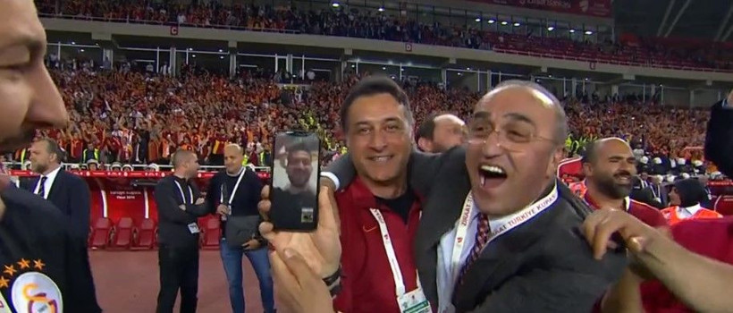 Galatasaraylı futbolcular kupa sevincini Emre Akbaba'yla paylaştı - Resim: 3