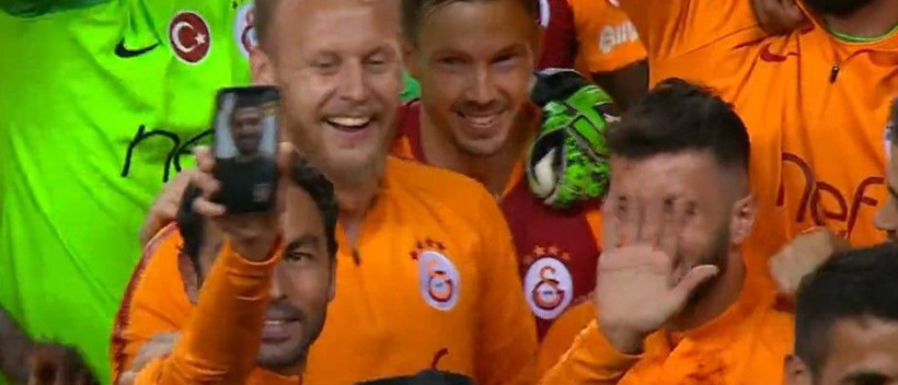 Galatasaraylı futbolcular kupa sevincini Emre Akbaba'yla paylaştı - Resim: 2