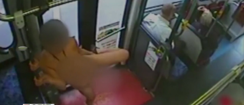 Halk otobüsünde şoke eden anlar! Çırılçıplak soyunan akdın... - Resim: 1