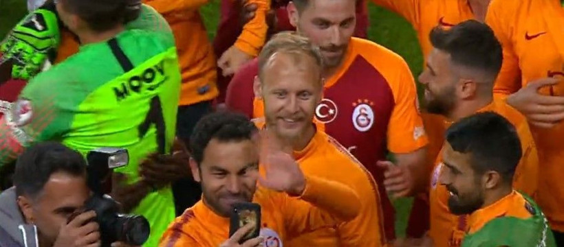 Galatasaraylı futbolcular kupa sevincini Emre Akbaba'yla paylaştı - Resim: 4