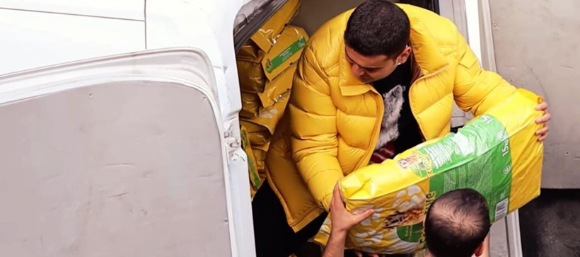 İzmir deprem bölgesine iki tır dolusu yardım ulaştırdı! CZN Burak'ın davranışı alkış topladı - Resim: 2