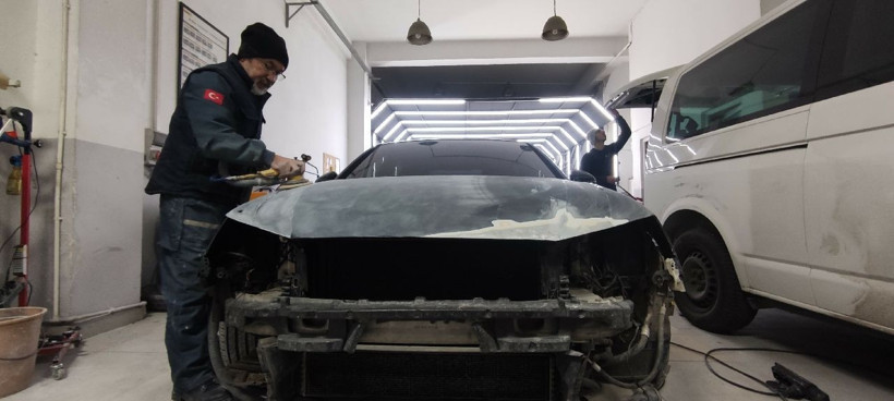 Karda yaşanan kazaların ardından kaportacılarda araç koyacak yer kalmadı - Resim: 1