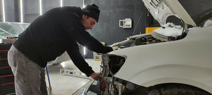 Karda yaşanan kazaların ardından kaportacılarda araç koyacak yer kalmadı - Resim: 4