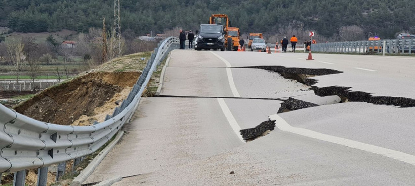 Kastamonu'da kara yolu çöktü! Tarım arazileri sular altında kaldı - Resim: 1