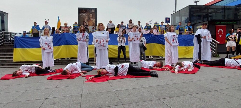 Ukraynalılardan İstanbul'da kefenli eylem! 'Daha önce hiç bu kadar utanmamıştım' deyip konuştu - Resim: 2