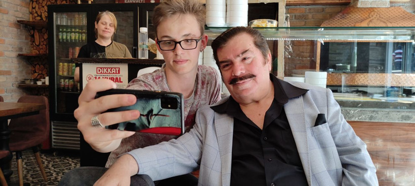 Benzerliği görenleri şaşkına çevirdi! Onu gören Orhan Gencebay sanıyor: Herkes fotoğraf çektiriyor - Resim: 1