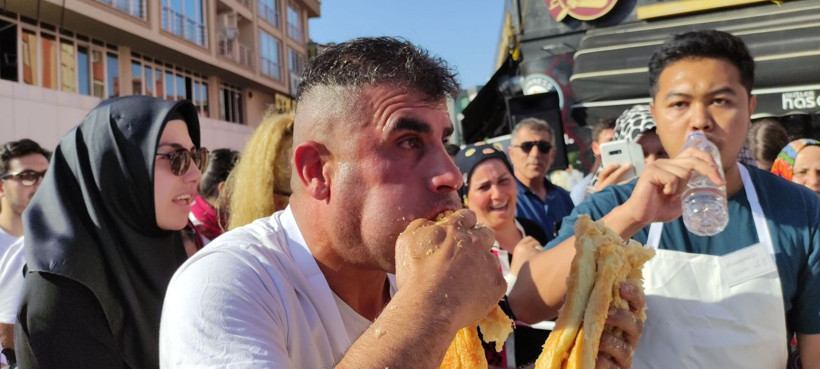 Böylesi görülmedi! 1,5 gün aç kaldı 15 metreden fazla yedi bakın ne kazandı - Resim: 1