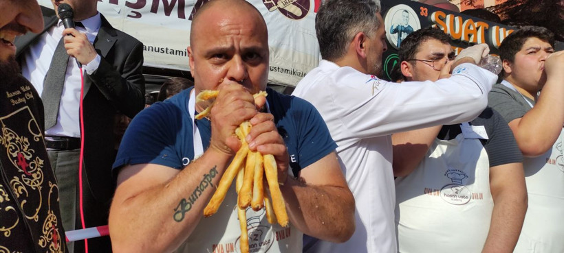 Böylesi görülmedi! 1,5 gün aç kaldı 15 metreden fazla yedi bakın ne kazandı - Resim: 2