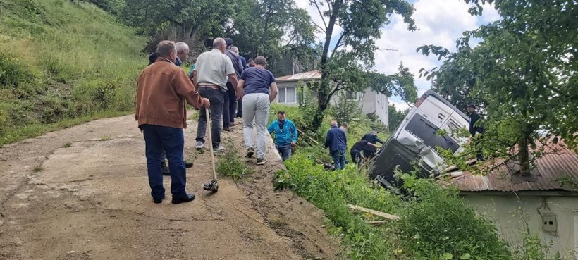 Trabzon'da cenazeye yolunda feci kaza! Evin çatısına düştü yaralılar var - Resim: 1