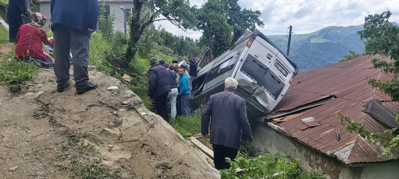 Trabzon'da cenazeye yolunda feci kaza! Evin çatısına düştü yaralılar var - Resim: 2