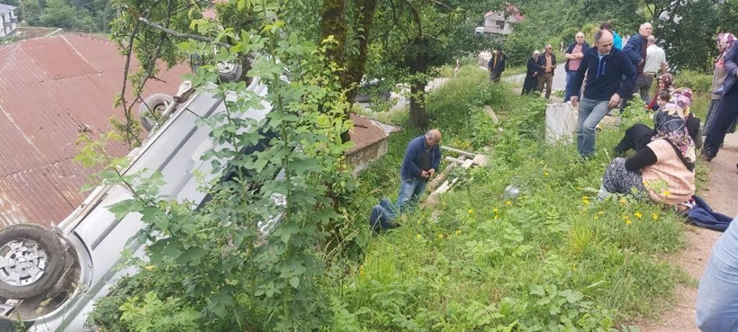 Trabzon'da cenazeye yolunda feci kaza! Evin çatısına düştü yaralılar var - Resim: 3