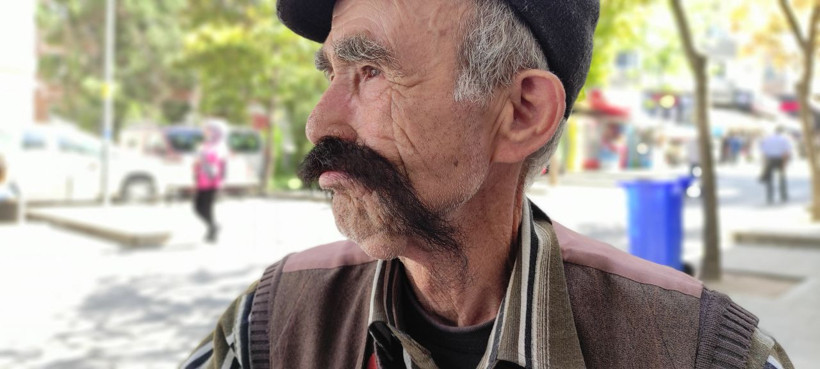 Gözü gibi baktığı bıyıkları saça dönüştü! Patrona bile rest çekti toprağa götürecek - Resim: 1