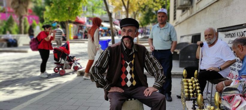 Gözü gibi baktığı bıyıkları saça dönüştü! Patrona bile rest çekti toprağa götürecek - Resim: 2