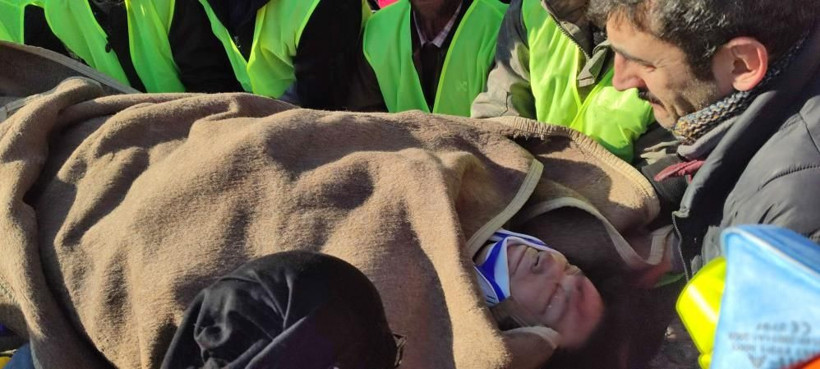 60 yaşındaki kadın 85 saat sonra kurtarıldı! İlk olarak onların durumunu sordu - Resim: 1