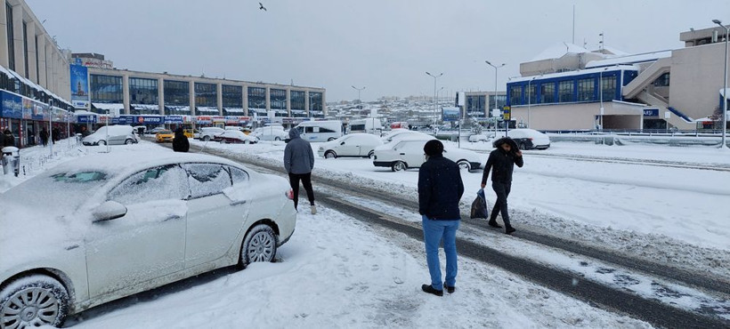 İstanbul'da kar yağışı ulaşımı bitirdi! İstanbul'a ne girmek ne çıkmak mümkün - Resim: 1