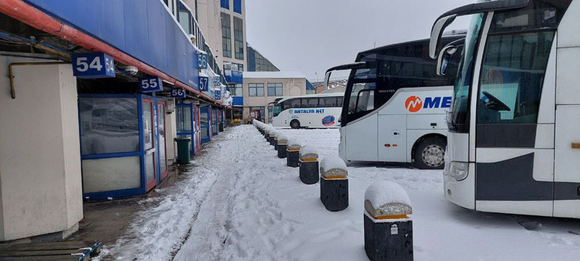 İstanbul'da kar yağışı ulaşımı bitirdi! İstanbul'a ne girmek ne çıkmak mümkün - Resim: 4