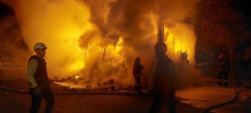 Otoyolda korkutan yangın: Alevler metrelerce yükseldi, tırın dorsesi küle döndü! - Resim: 2