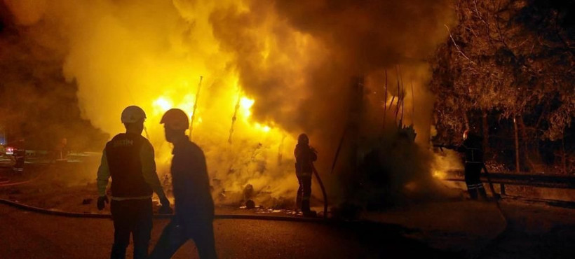 Otoyolda korkutan yangın: Alevler metrelerce yükseldi, tırın dorsesi küle döndü! - Resim: 3