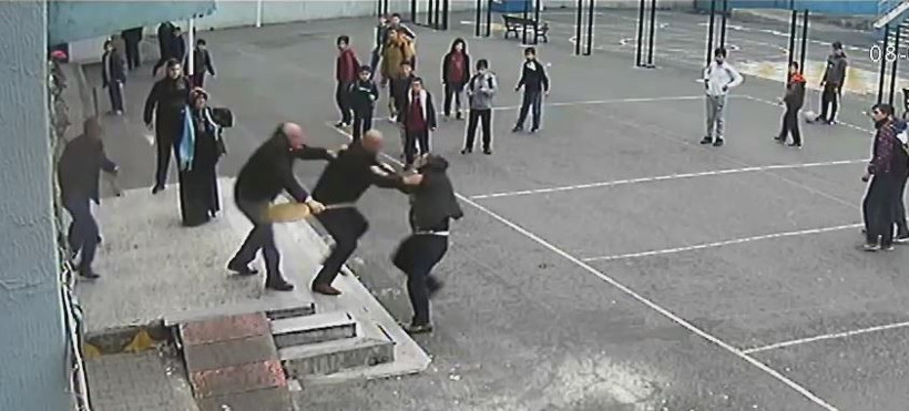 Öğrenci velisi öğretmene böyle saldırıdı! Şok görüntüler... - Resim: 1