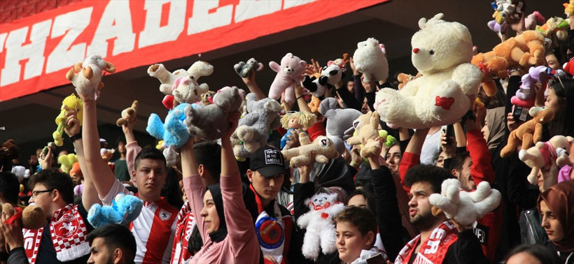 Samsun'daki futbol maçında kimsesiz çocuklara oyuncak sürprizi - Resim: 1
