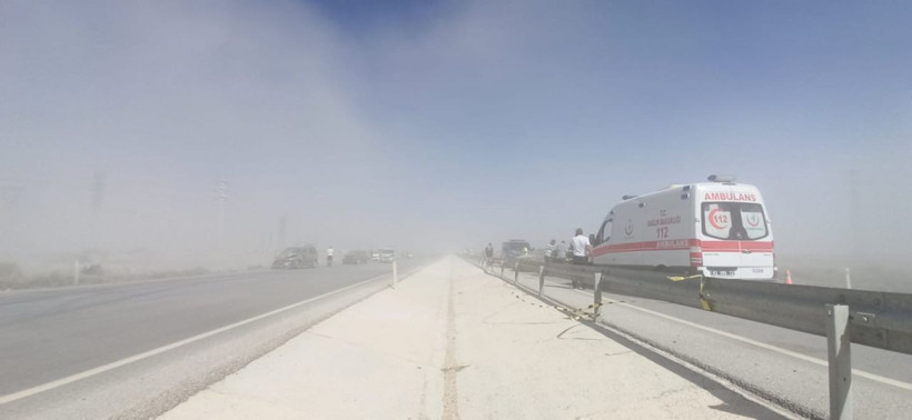 Konya'da kum fırtınası nedeniyle iki zincirleme kaza: 8 yaralı - Resim: 1
