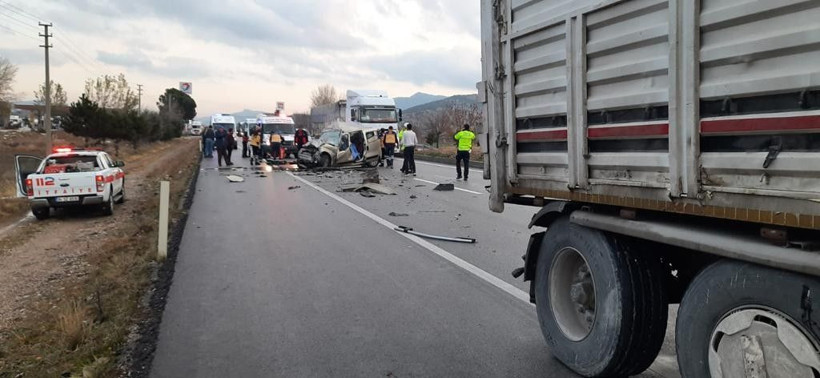 Burdur'da hafif ticari aracın kamyonla çarpışması sonucu 4 kişi öldü - Resim: 2