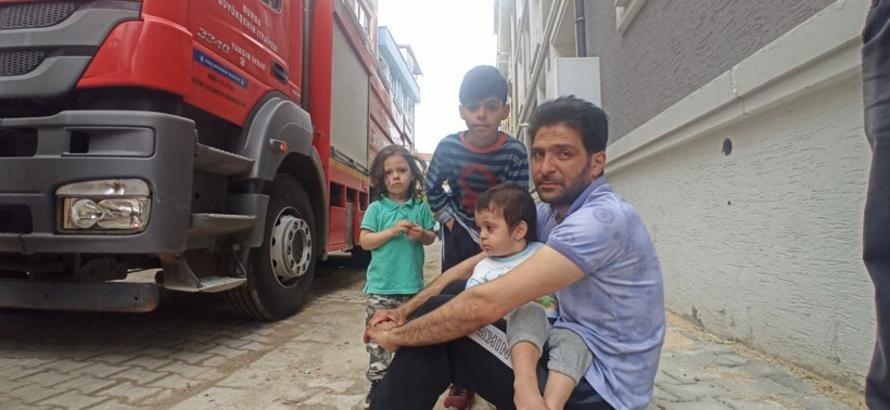 Bursa'da çatı katında çıkan yangında can pazarı - Resim: 3