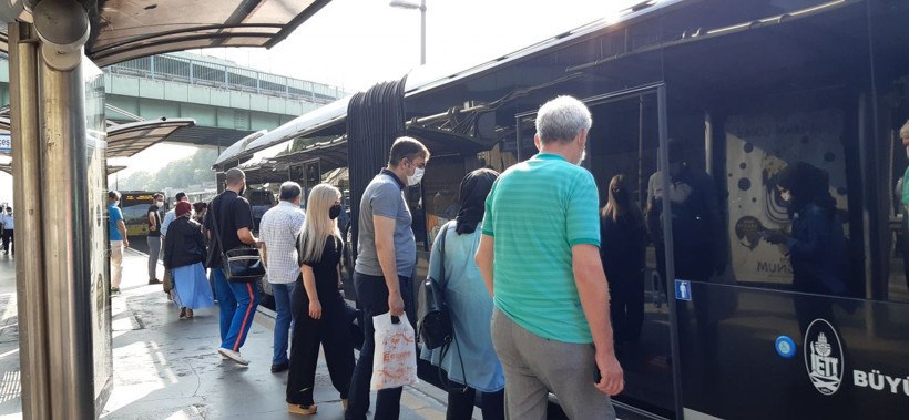 Metrobüs durağında endişelendiren görüntüler! Sosyal mesafe yok kalabalık çok - Resim: 4
