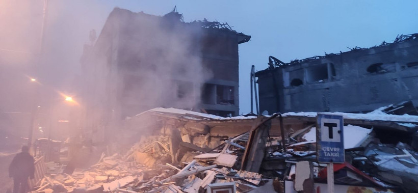 Enkaz altında kaldı! Ayağı kesilerek kurtarılabildi - Resim: 2