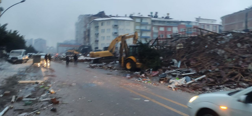 Enkaz altında kaldı! Ayağı kesilerek kurtarılabildi - Resim: 4