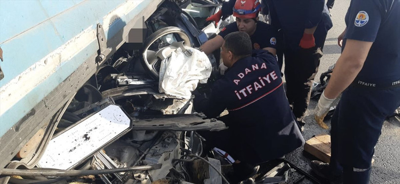 Korkunç kaza! Otomobil TIR'ın altına girdi, görüntü dehşete düşürdü - Resim: 1