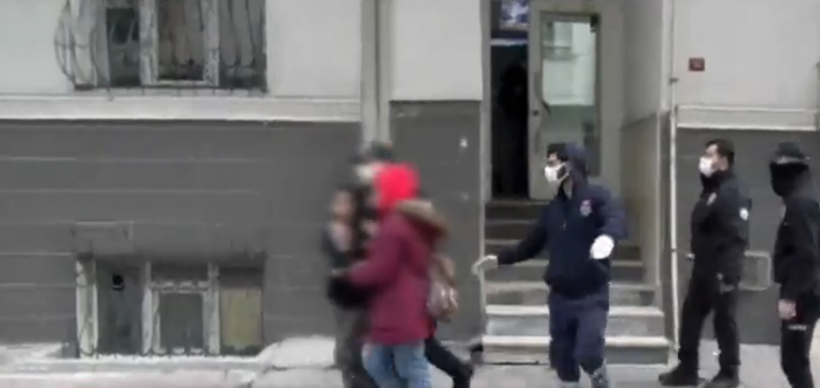 Boğazına bıçağı dayadı: Çocukları öldüreceğim, evi yakacağım - Resim: 1