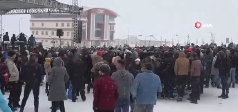 Manuş Baba Sivas'ta soğuğu bahane edip konsere çıkmadı! Seyirciler çıldırdı! - Resim: 3