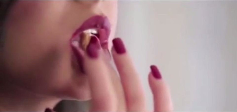 Ünlü şarkıcı klibinde muz yediği için tutuklandı - Resim: 3