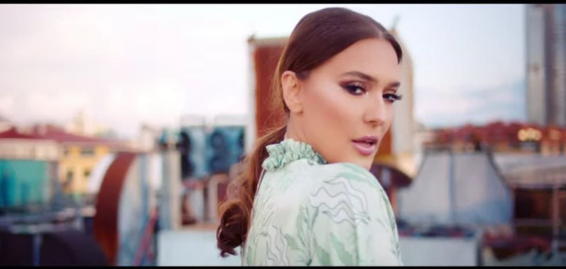 Demet Akalın Alev Aydın'ın eşi Halsey'in Oscar kıyafetini bombaladı Alev Aydın kimdir mesleği ne - Resim: 1