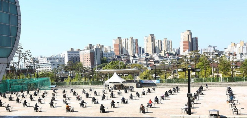 Güney Kore'de koronavirüse karşı açık havada sınav - Resim: 1