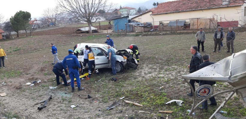 Denizli'de takla atan otomobil tarlaya uçtu: 3 yaralı - Resim: 4