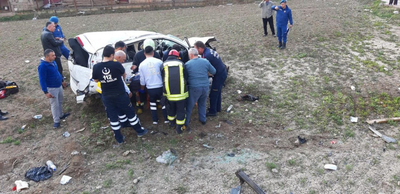 Denizli'de takla atan otomobil tarlaya uçtu: 3 yaralı - Resim: 2