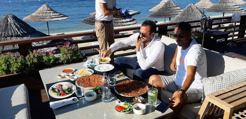Bodrum'da herkesin konuştuğu restoran görüntülendi çorba 14 euro adana kebabı 32 euro - Resim: 1