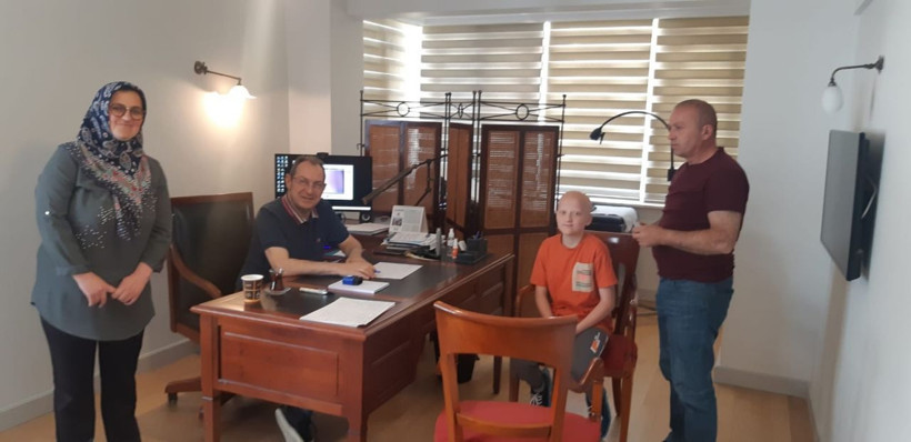 11 yıl önce gittiği berber hayatını kararttı! Kaşı da saçı da çıkmıyor.. - Resim: 4