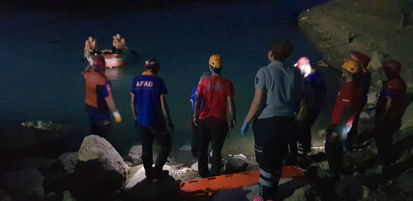 Barajda uzatılan sopayla hayata tutundu - Resim: 1