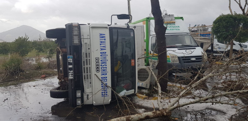 Antalya'da hortum felaketi! Yollar kapandı ağaçlar devrildi ölü ve yaralılar var - Resim: 1
