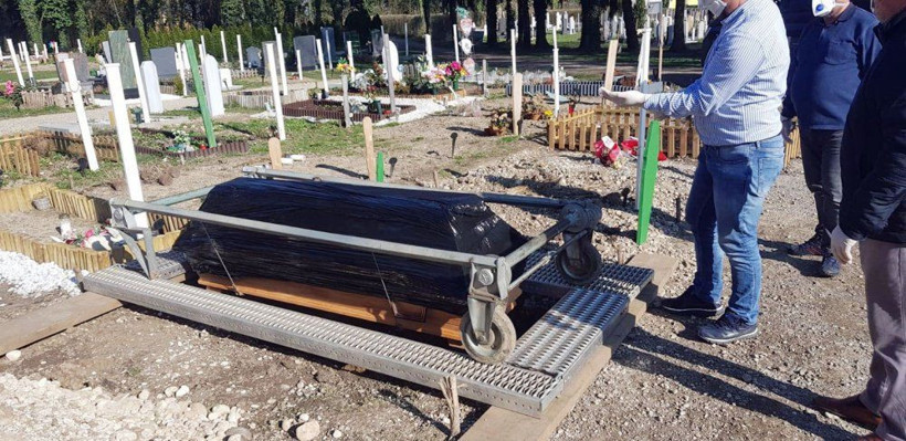 Koronavirüsten ölen Türk'le ilgili şok iddia tabutuna bakın ne yapıldı - Resim: 3